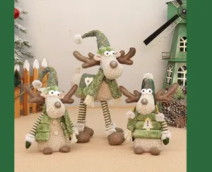 Kerst groene stof staande eland pluche pop etalage decoratie gedetailleerd uitzicht.