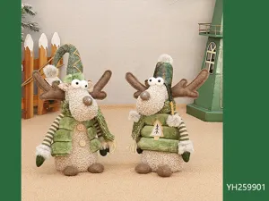 Kerstgroene eland pluche pop gedetailleerd uitzicht, schattige feestelijke etalagedecoratie.