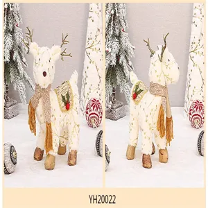Vista dettagliata di renna di peluche natalizia, ornamento di alce con stampa dorata.