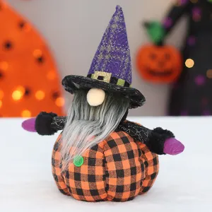 Halloween Wichtel Plüschfigur mit Hexenhut und kariertem Kürbiskörper für Dekoration.