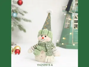Nahaufnahme der grünen Weihnachts Schneemann Plüschfigur mit gemütlicher Mütze und Schal.