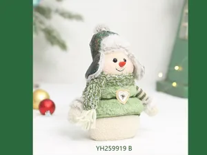 Weihnachten grüner Schneemann Plüschpuppe Detailaufnahme, süße Feiertag Deko Ornament für Zuhause