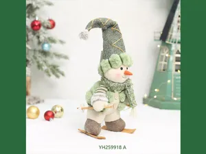 Detailansicht einer niedlichen Plüsch-Schneemann-Puppe mit Skiern zur Weihnachtsdeko.