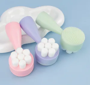 Vue detaillee de la brosse de nettoyage facial manuelle avec poils doux et brosse en silicone.