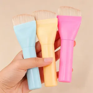 Vue détaillée du pinceau de maquillage plat à poils doux et manche étanche ergonomique.