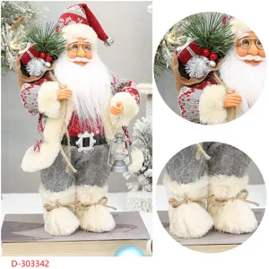 Gedetailleerd overzicht van de staande kerstman decoratie met gebreide muts en bontlaarzen.