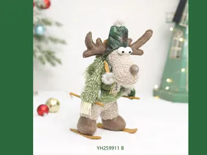 Weihnachten pluesch skifahren rentier puppe ornament detailansicht strickmuetze holzschi.
