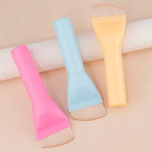 Pinceau fond de teint large et pinceau masque courbe avec manche étanche pour maquillage.