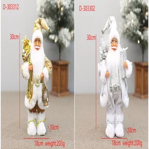 Staande Kerstman figuur decoratie met geschenkzak en lantaarn voor de feestelijke dagen.