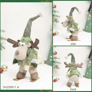 Weihnachten gruener Pluesch Schneemann Figur Ornament mit Holzski fuer Feiertagsdekoration.