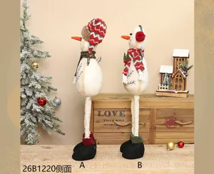 Detailaufnahme von süßen teleskopartigen Weihnachtsschneemann-Plüschpuppen mit Mütze.