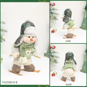 Detailansicht der grünen Weihnachts-Schneemann-Plüschpuppe mit Skiern, Feiertagsdeko Ornament.