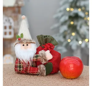 Nahaufnahme Detail der Weihnachtsmann Plüschpuppe mit rotem Geschenksack und Apfel Requisite.