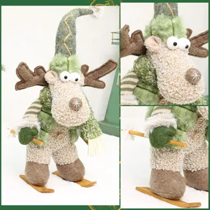 Weihnachten Plüsch Rentier Puppe Detailansicht mit Skiausrüstung, süsse Festtagsdeko.