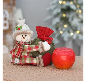Weihnachts-Plüschschneemann Puppe mit grünem Apfel-Geschenkbeutel und rotem Apfel.
