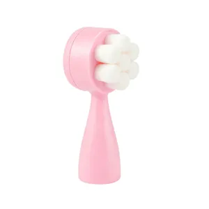 Brosse de nettoyage du visage manuelle rose avec poils doux et picots en silicone pour pores propres.