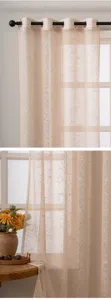 Detailansicht des edlen Vintage Vorhangs mit feinen abstrakten Linien und transparenter Netztextur.