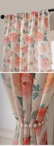 Detaillierte Ansicht des koreanischen Blumenleinen Vorhangs mit Quasten und Raffer.