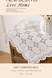 Detailansicht der weißen spitzen hohlen dekorativen tischdecke auf einem holztisch.