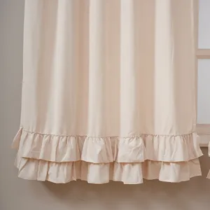 Prachtige crèmekleurige korte gordijnen met dubbele volants elegante raamdecoratie.