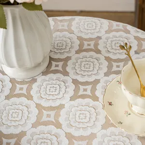 Amerikanischer Landhausstil spitze hohle Tischdecke, elegante weiße Blumen dekorative Tische.