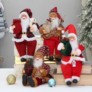 Detailaufnahme sitzender Weihnachtsmann Plüschpuppen mit festlichen Geschenktüten und Dekore.