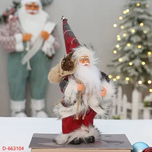 Figurine de Père Noël debout de 9 pouces avec sac à dos et chapeau écossais, décor de fête.