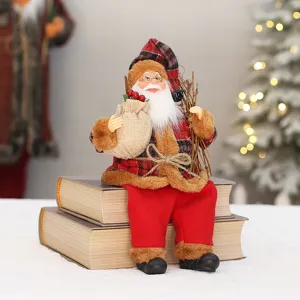 Sitzende Weihnachtsmann Puppe mit Geschenksack und Holzästen, ideal für festliche Weihnachtsdeko.