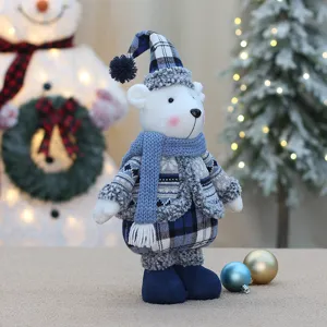Detailweergave van de schattige blauwe pluche ijsbeerpop met muts voor de kerstdeco.