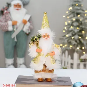 Vue de detail de la decoration de poupee de Pere Noel debout en tenue dobee avec sac