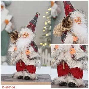 Gros plan d'une jolie figurine de Père Noël avec barbe en peluche, bonnet à carreaux et sac.