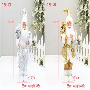 Details der stehenden Weihnachtsmann Figuren als Weihnachtsdeko mit Rucksack und Stiefeln.
