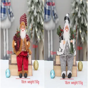Detailansicht der 30cm sitzenden Weihnachtsmann Puppe mit Geschenktüte und Tannenzweigen.
