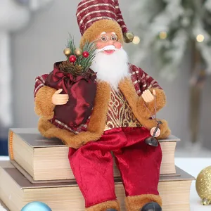 Detailaufnahme einer sitzenden Weihnachtsmann Figur als perfekte festliche Dekoration.