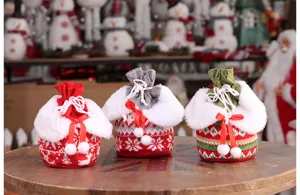 Detailansicht von weihnachtlichen Strick-Geschenktüten mit festlichem Plüschrand.