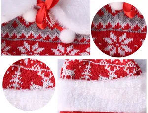 Weihnachtlicher Strickgeschenksack mit Plüschrand und niedlichen Rentier-Schneeflocken.