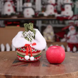 Weihnachtliche Strick-Apfeltasche mit weißem Plüschrand und roten Bomben für Feiertagsgeschenke.