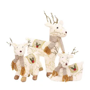Set di renne di peluche di Natale, morbide statuette di alci in tessuto con corna dorate.