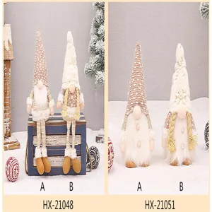 Weihnachten Wichtel Plueschpuppe Detail, weisser Bart und Strickhut Feiertagsdeko.