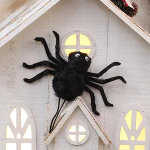 Λεπτομερής λήψη μαύρης χνουδωτής αράχνης Halloween πάνω σε διακοσμητικό ξύλινο σπιτάκι.
