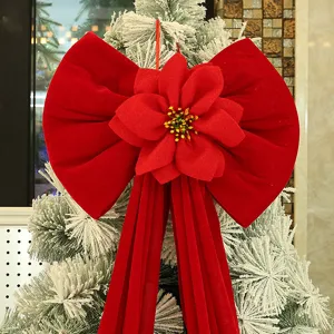 Große rote Samt Weihnachts-Schleife Dekoration mit Weihnachtsstern für den Weihnachtsbaum.