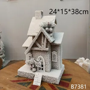 Detailopname van het besneeuwde houten huis kerstversiering in rustieke winterse stijl.