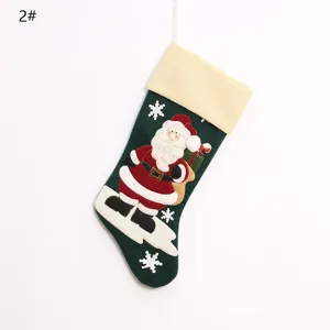 Weihnachtsstrumpf Dekoration mit Weihnachtsmann Muster, festliche Geschenktüte für Kinder.