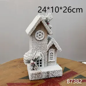 Gedetailleerd uitzicht op het besneeuwde houten kersthuis ornament voor tafeldecoratie.