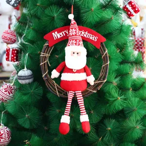 Guirlande de Noël en rotin à suspendre avec adorable père Noël en peluche pour fête.