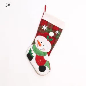 Detailansicht der Weihnachtssocke mit süßem Schneemann-Muster und rotem Karodesign für Feiertage.