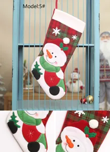 Festliche Weihnachtssocke mit süßem Schneemann-Design, perfekte Geschenktüte für die Feiertage.