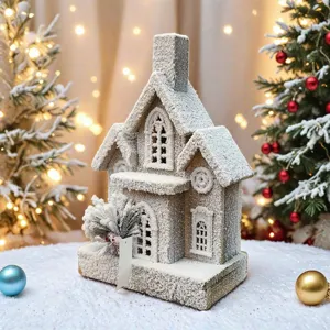 Kerst sneeuw houten huis ornament, verlichte feestelijke desktop decoratie voor de feestdagen.