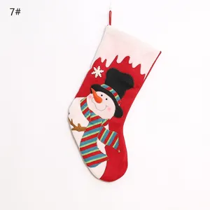 Weihnachtsstrumpf Dekoration mit süßem Schneemann Plüsch Design, perfekt für Feiertagsgeschenke.