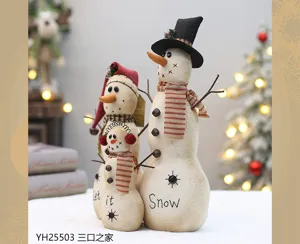 Rustieke kerst stoffen sneeuwman poppen familie set tafeldecoratie met mooie geborduurde details.